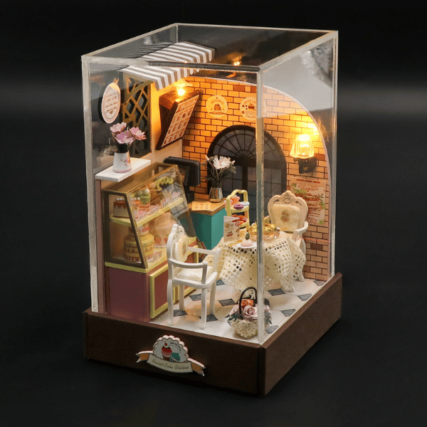 Şeffaf koruma kutusunda kek istasyonu minyatürü