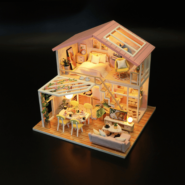 Tatlı An minyatür evin karanlıkta led ışıkları yanarken görünümü.