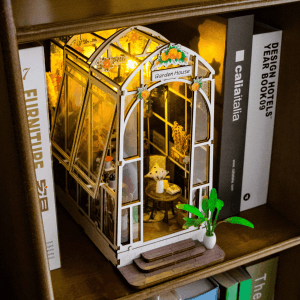 Kitap rafında sergilenen Yeşil Mabet maket hobi seti.